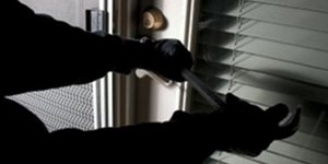 Διαρρήκτης μπήκε σε σπίτι για να κλέψει και αποκοιμήθηκε στο κρεβάτι!