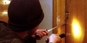 Πήγαν στο σχολείο για να ... κλέψουν τα χρήματα της πενθήμερης!