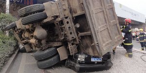 Φορτηγό έλιωσε το αυτοκίνητό του και αυτός γλύτωσε από θαύμα! [εικόνες]