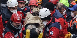 Διασώστες σώζουν 16χρονο αγόρι/ Φωτογραφία: AP