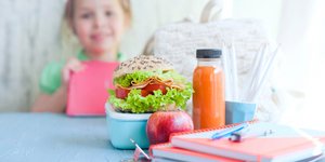 Ενα παιδί απολαμβάνει υγιεινά σνακ/ Φωτογραφία: Shutterstock