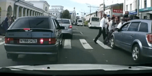 Η εκδίκηση του πεζού για τον οδηγό που σταμάτησε πάνω στη διάβαση [βίντεο]