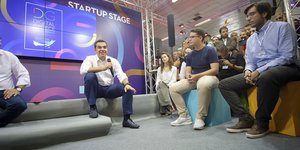 Ο Αλέξης Τσίπρας με startuppers/Φωτογραφία: ΑΠΕ-ΜΠΕ