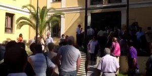 Εξω από το δικαστήριο οι κάτοικοι της Παιανίας – «Είναι αθώος» [βίντεο]