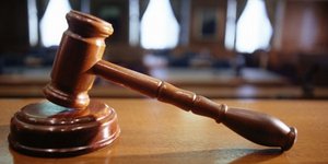 Στο σκαμνί δύο Χρυσαυγίτες για την επίθεση με μαχαίρι σε 16χρονο μαθητή έξω από 