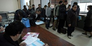 Πολιορκία σε Εφορίες και τράπεζες για πινακίδες και τέλη κυκλοφορίας