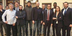 O Λουίτζι Ντι Μάιο με στελέχη των «Κίτρινων Γιλέκων» (Φωτογραφία: Instagram) 