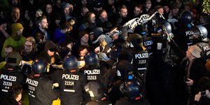 Μικροένταση κατά τη διάρκεια της διαμαρτυρίας έξω από το AfD/ Φωτογραφία: (AP Photo/Martin Meissner)