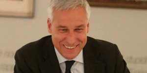 Σε δύσκολη θέση ήρθε αυτός ο δήμαρχος εξαιτίας των ρούχων του (Φωτογραφία: Facebook)