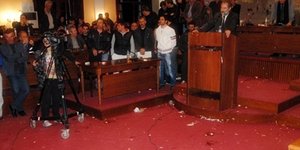 Πέταξαν αυγά και γιούρτια στον δημάρχο Ζακύνθου