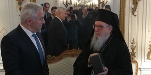 Ο Ευάγγελος Αποστολάκης (αριστερά) και ο Αρχιεπίσκοπος Αμερικής Δημήτριος (δεξιά) -Φωτογραφία: ΑΠΕ