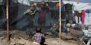 προσφυγόπουλα στη Μόρια/Φωτογραφία: AP