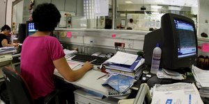 Handelsblatt: Τεστ αντοχής για Σαμαρά οι απολύσεις -Τα ρουσφέτια πολιτικών που δ