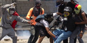 Στιγμιότυπο από τραυματισμό δημοσιογράφου σε παλαιότερη αντικυβερνητική διαδήλωση / Φωτογραφία: AP Images