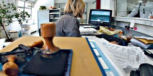 Προσω ολοταχώς για τον «Μεγάλο Αδελφό» που θα παρακολουθεί τους μισθούς των δημο