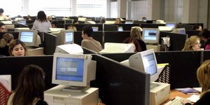 Σκορπούν δημόσιο χρήμα για περιποίηση πελατών και πλύσιμο χεριών