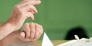 Νέα δημοσκόπηση «βγάζει» απόλυτο νικητή την αδιευκρίνιστη ψήφο