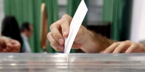 Μάχη στήθος με στήθος ανάμεσα σε ΝΔ και ΣΥΡΙΖΑ σε τελευταία δημοσκόπηση 