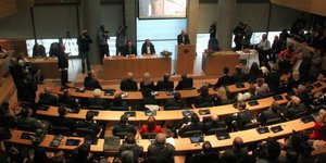 Ενταση στο δημοτικό συμβούλιο Θεσσαλονίκης: Ο πρόεδρος απέβαλε νεαρό που φορούσε