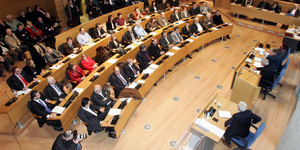 Χαμός στη Θεσσαλονίκη - Μικροπωλητές μπούκαραν στο Δημοτικό Συμβούλιο [βίντεο]