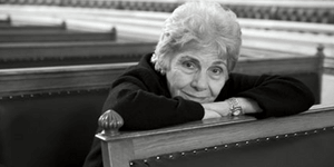 Στο Διαδίκτυο κυκλοφόρησε κιόλας το φορητό παγκάκι «Κική Δημουλά» [εικόνα]