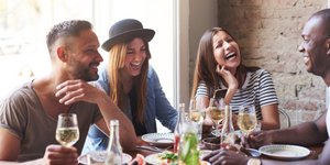 Παρέα που τρώει έξω /Φωτογραφία: Shutterstock