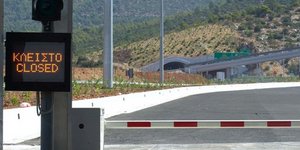 Εβγαλαν όπλα στα διόδια