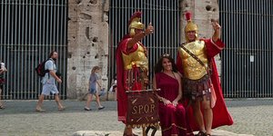 Επιχείρηση «σκούπα» για Λεγεωνάριους και μονομάχους έξω από το Κολοσσαίο