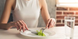 Μια γυναίκα τρώει μαρούλι