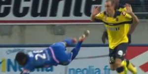 Απίθανη θεατρική «βουτιά» αμυντικού για να κερδίσει φάουλ [βίντεο]