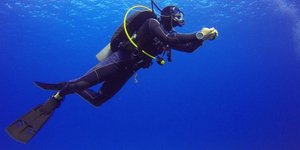 Δύτης στα γαλάζια νερά του Αιγαίου