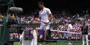 Ο Τζόκοβιτς εμφανίστηκε σε αγώνα με μπαστούνι του γκολφ [βίντεο]