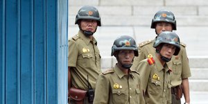 Βορειοκορεάτες στρατιώτες στη DMZ (Φωτογραφία: ΑΡ) 