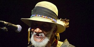 Ξεκίνησε την μουσική του καριέρα σε ηλικία 71 ετών! [βίντεο]