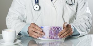 Επιμένει ο γιατρός του Ευαγγελισμού: Μου έδωσαν φακελάκι με το ζόρι -Παραπέμπετα