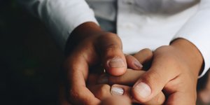 Ανθρωποι κρατούνται από τα χέρια/ Φωτογραφία: Unsplash