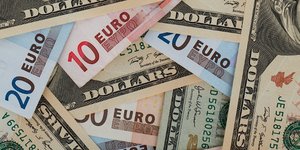 Δολάρια και ευρώ/Φωτογραφία: Pixabay