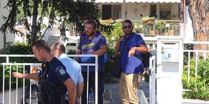 Αστυνομικοί ερευνούν το σπίτι όπου έγινε το φονικό- φωτογραφία Kavalawebnews