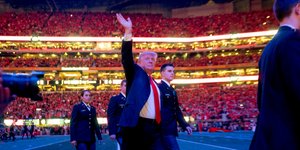 O Ντόναλντ Τραμπ σε  αγώνα κολλεγιακού αμερικανικού φούτμπολ στην Ατλάντα (Φωτογραφία: ΑΡ) 