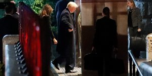 Το ζευγάρι την ώρα που φτάνει στο εστιατόριο. Φωτογραφία: AP