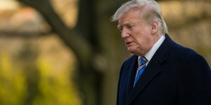 Ο Ντόναλντ Τραμπ περπατά στον κήπο του Λευκού Οίκου(Φωτογραφία: AP Photo/Alex Brandon)