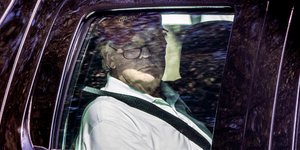 Ο Ντόναλντ Τραμπ με γυαλιά πρεσβυωπίας. Φωτογραφία: AP/Andrew Harnik