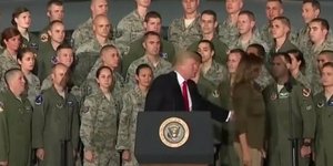 Αμήχανη στιγμή ανάμεσα στον Τραμπ και την Πρώτη Κυρία