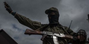 Κλιμακώνεται η ένταση στην Ουκρανία: Καταγγελίες ότι ρωσικά τανκ πέρασαν τα σύνο