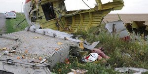 Η προπαγάνδα «ανθεί» παρά τους 298 νεκρούς: Πως καλύπτουν ουκρανικά και ρωσικά μ