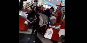 Με γαϊδουράκι πήγε να κάνει τα ψώνια του σε σουπερμάρκετ ένα ζευγάρι στην Καππαδοκία (Φωτογραφία: YouTube)