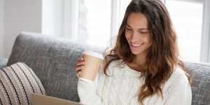 Γυναίκα κάθεται στον καναπέ/Φωτογραφία Shutterstock
