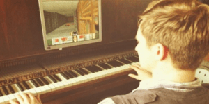 Μανιακός gamer μετέτρεψε το πιάνο του σε παιχνιδοκονσόλα [βίντεο]