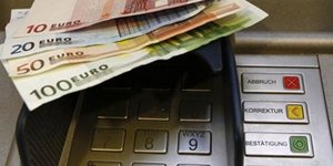 Σήμερα το δώρο Πάσχα σε συνταξιούχους του ΙΚΑ και δημοσίους υπαλλήλους