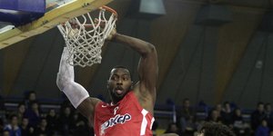 Ο Ντόρσεϊ του Ολυμπιακού έσπασε το ταμπλό με κάρφωμα [βίντεο]